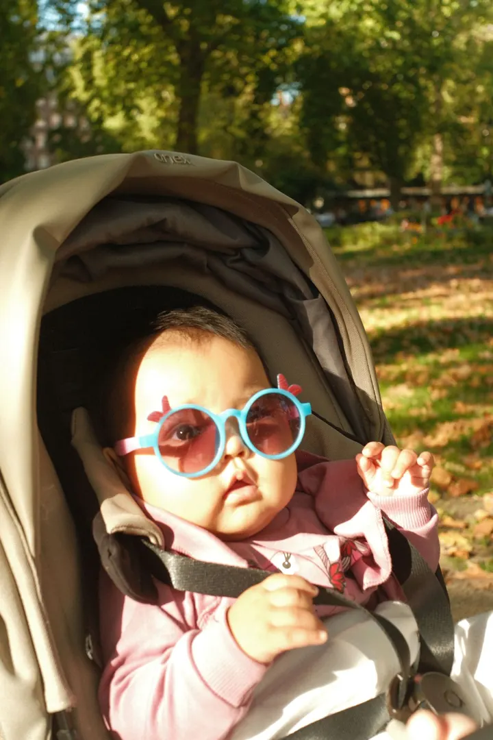 Medina in sunglasses in a London park